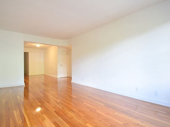 River Hill Gardens - Living room - M95-05B