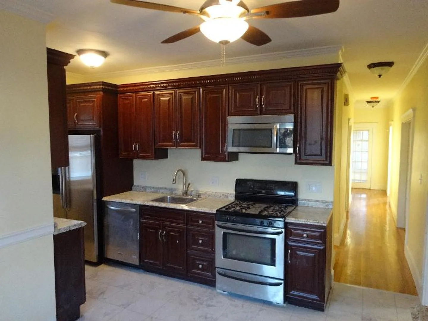 Charming 3 Bedroom No Broker Fee — Photo 4