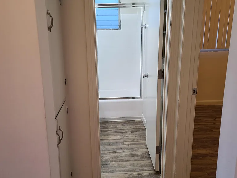 425 S Alexandria Ave — Photo 20