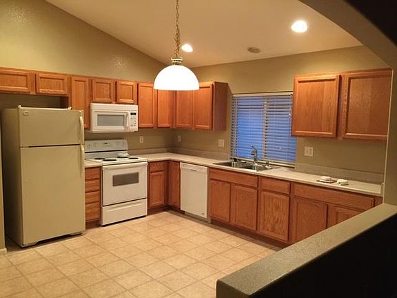 kitchen woth room for table/chairs