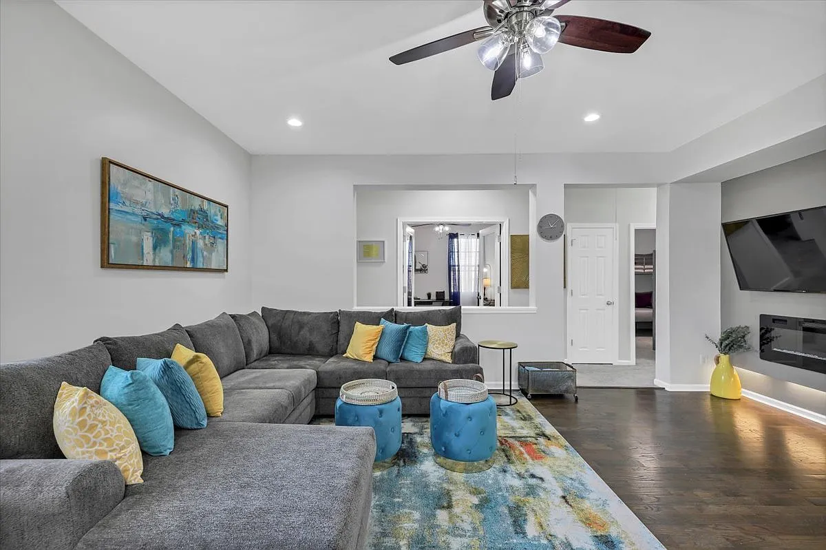 2813 Brookford Ln SW — Photo 3