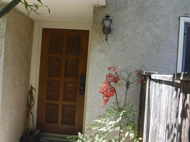 1612 Bridgeview Dr — Photo 2