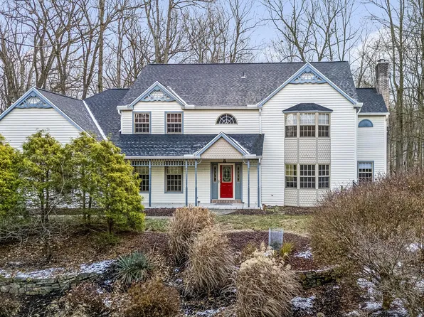 4 Hidden Pond Dr, Reading, PA 19607