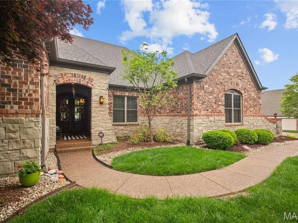 2825 Christopher Bluffs Ln, Saint Louis, MO 63129