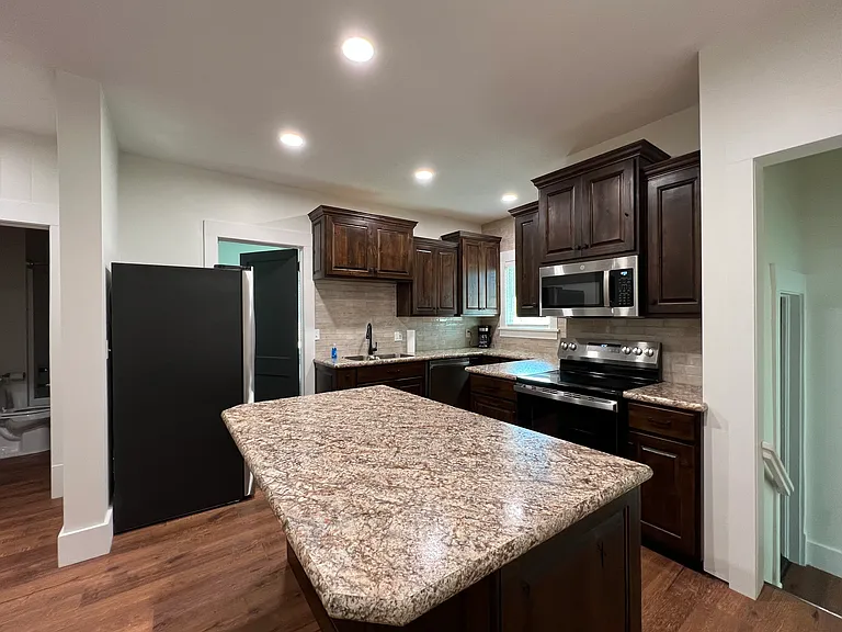 403 W 1st St #B — Photo 10