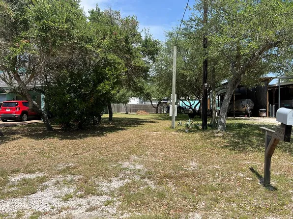 724 N Kossuth St, Rockport, TX 78382