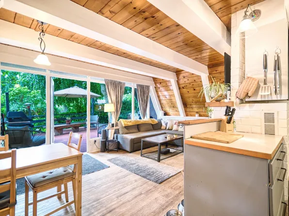 6582 Sunshine Coast Hwy, Sechelt, BC V7Z 0T1