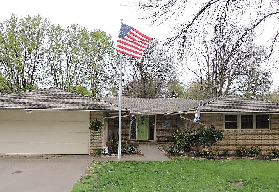 1st image of 10 Woodlands Dr