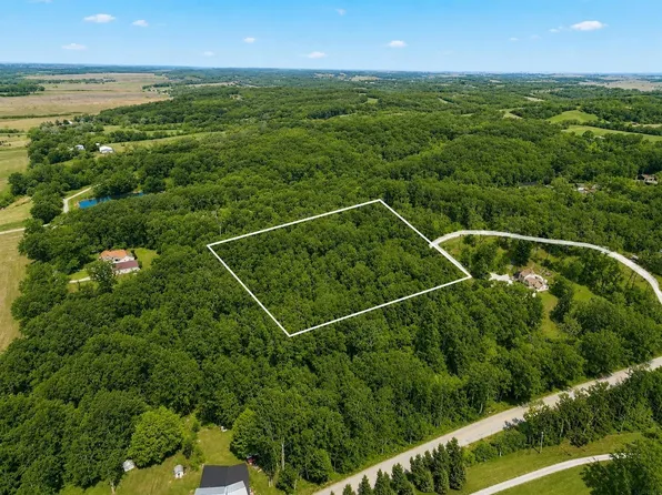 2481 127th Dr, Marengo, IA 52301