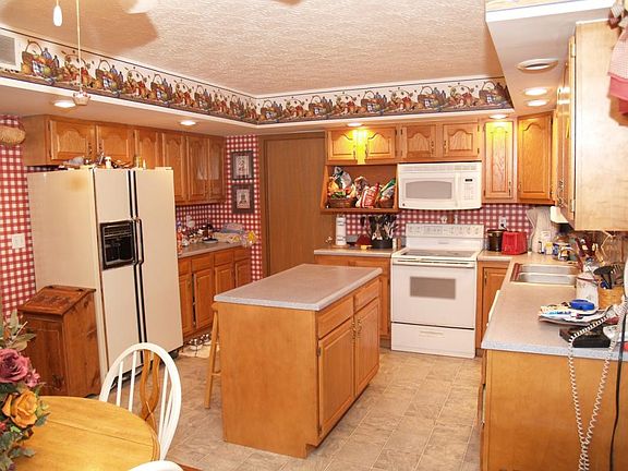 5th image of 103 Amanda St