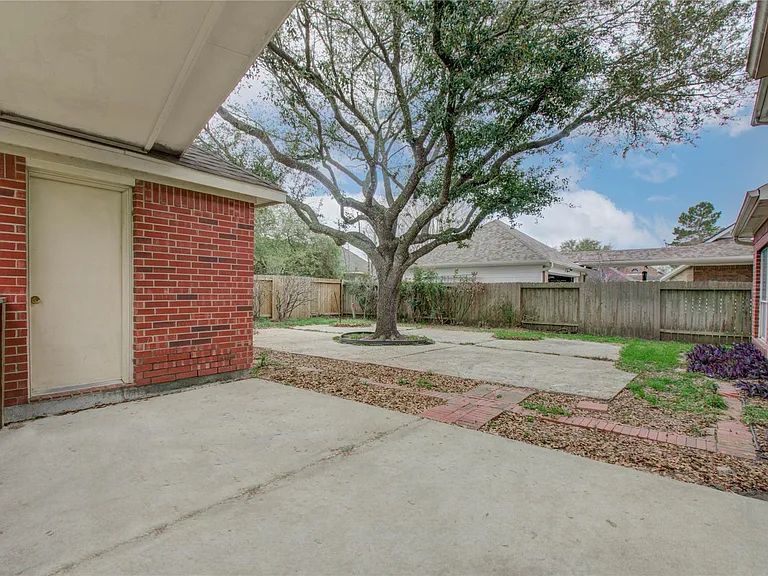 411 Green Stone Ct — Photo 33