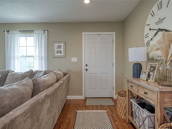 3rd image of 667 Ridge Rd