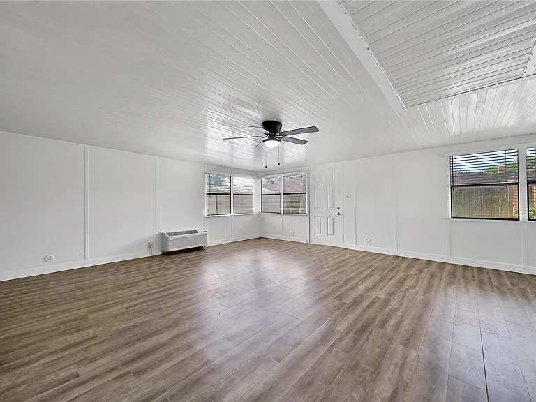 9411 Roos Rd — Photo 15
