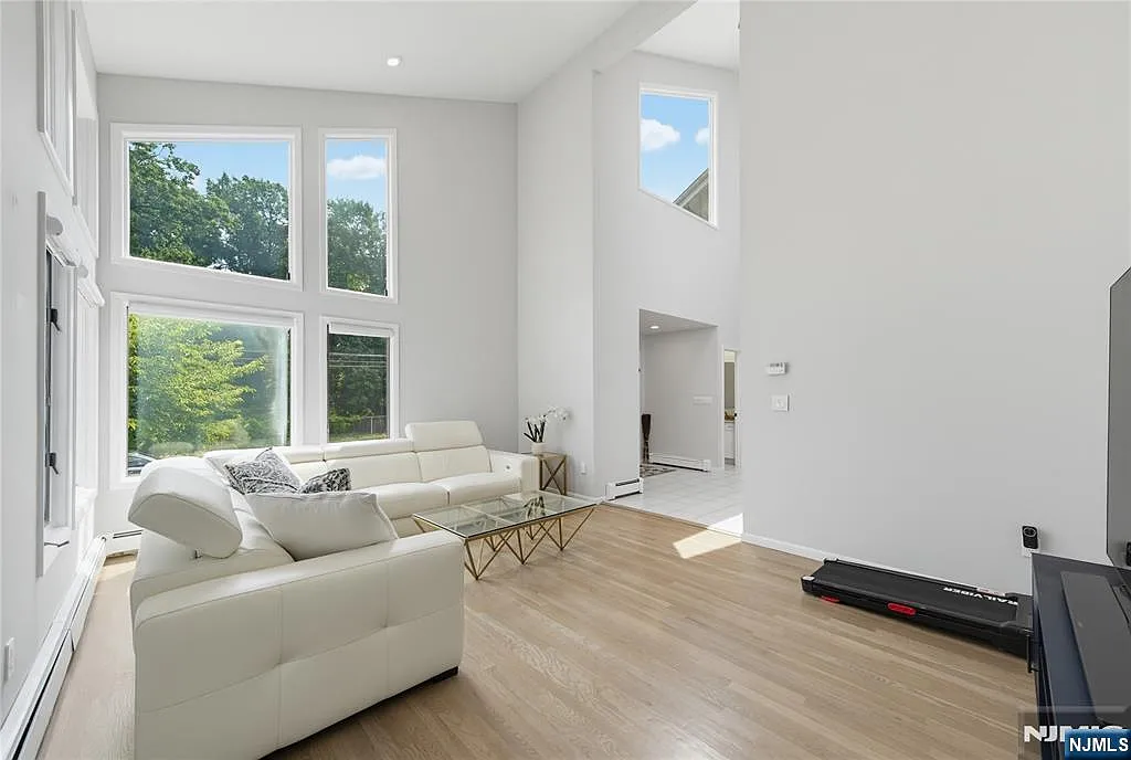 4 bed, 4.0 bath, $7,900 — Photo 1