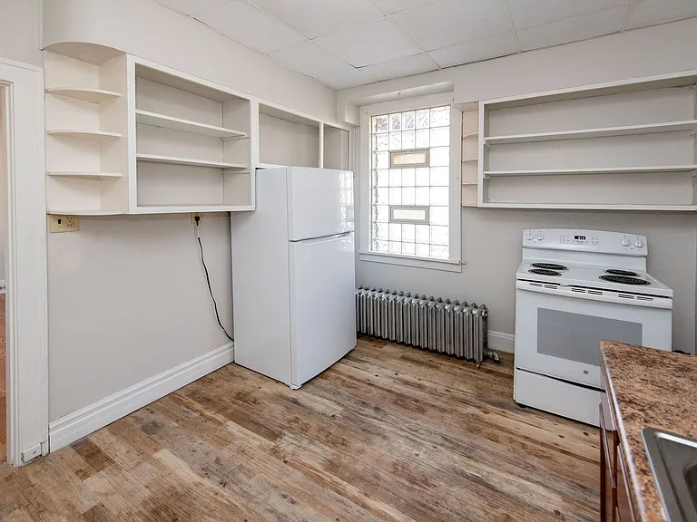 Beautifully updated Tudor style duplex. Upper unit. Large rooms. 2 balconies, private entry. Fenc... — Photo 17