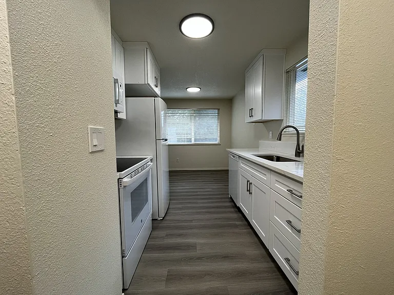 711 SE 212th Ave — Photo 10