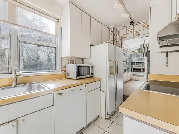 77 West 55th Street image 8 of 25