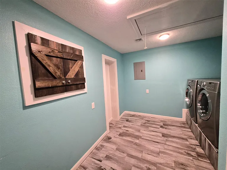 209 Florence St — Photo 9