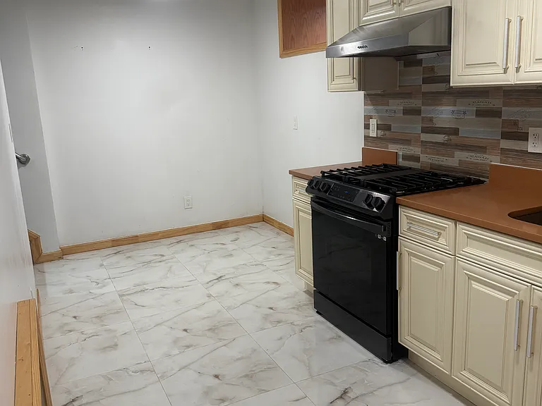72 Van Buren St #1 — Photo 4