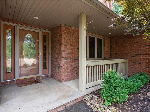 2nd image of 1550 Scenic Ln