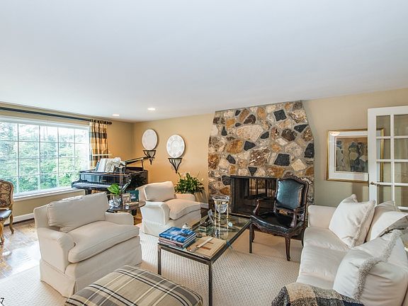 4th image of 35 Speir Dr