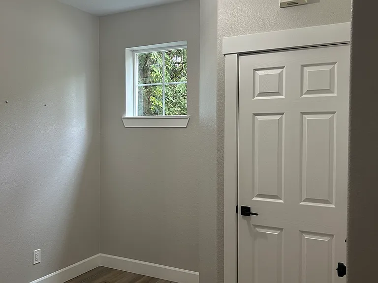 1093 SE Bianca St — Photo 2