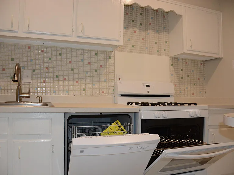 217 Victor Pkwy #F — Photo 12