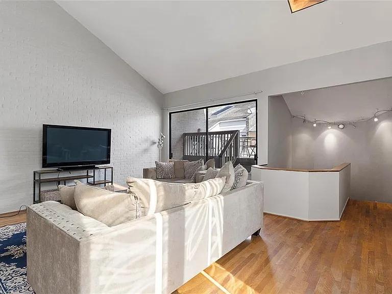 3022 Baldwin St — Photo 6