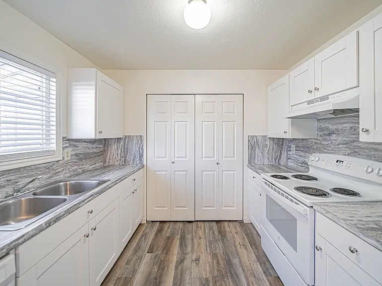 2022 W Broadway St #2022 — Photo 6