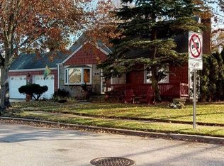 2000 Brian Dr, Merrick, NY 11566