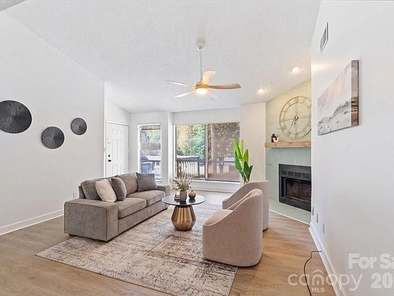 3rd image of 1612 Sharon Rd W