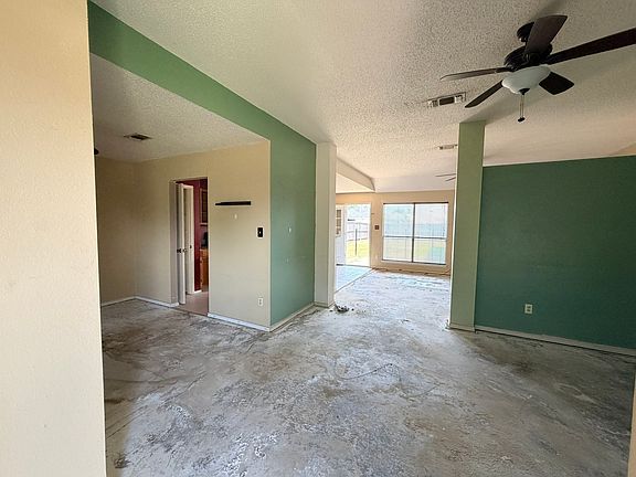 5th image of 2616 Helen Ln