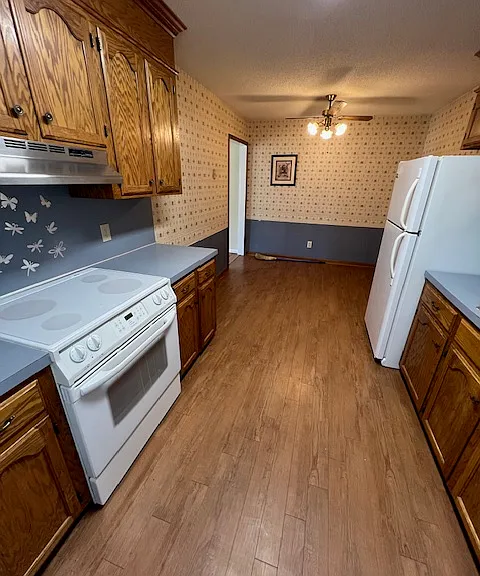 1083 Farm Pond Ln — Photo 2
