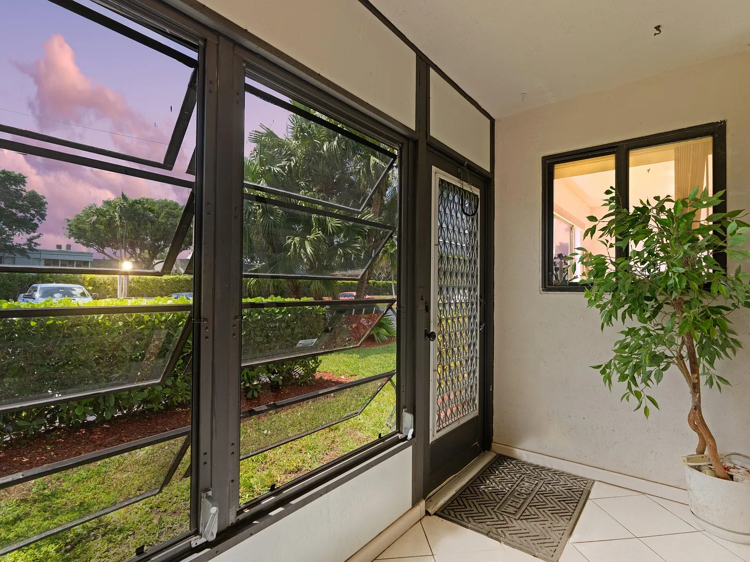 2 bed, 2.0 bath, 900 sqft, $2,000 — Photo 2