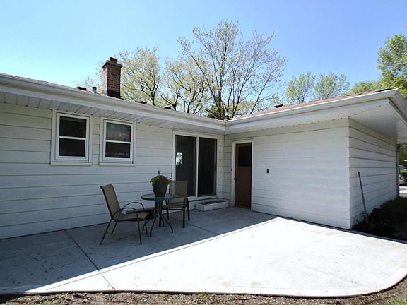 3rd image of 725 Greenmeadow Dr
