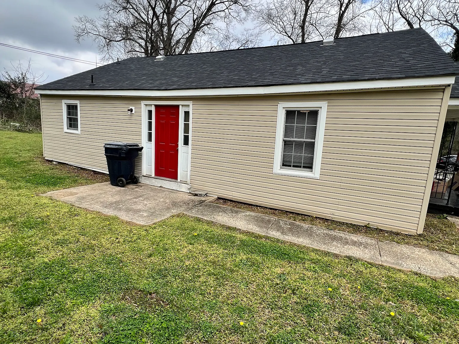 3 bed, 1000 sqft, $1,300 — Photo 2