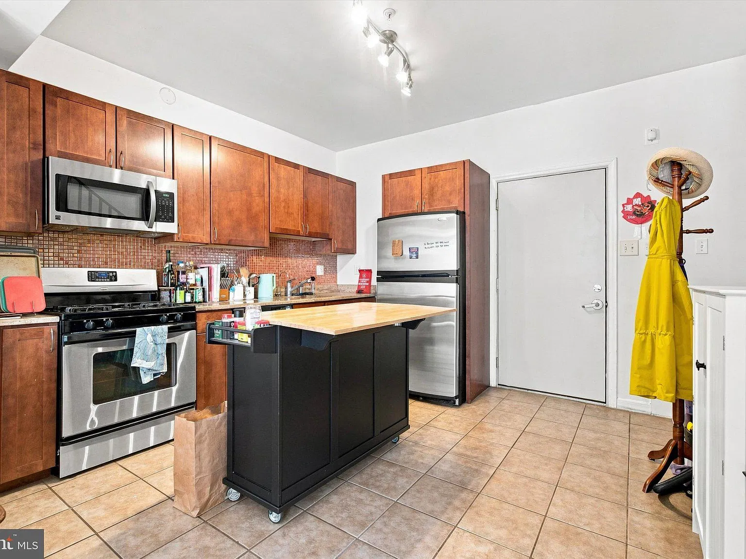 2 bed, 1.5 bath, 856 sqft, $2,500 — Photo 4