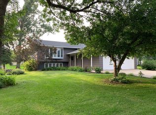 570 Roberts St SW, Hutchinson, MN 55350