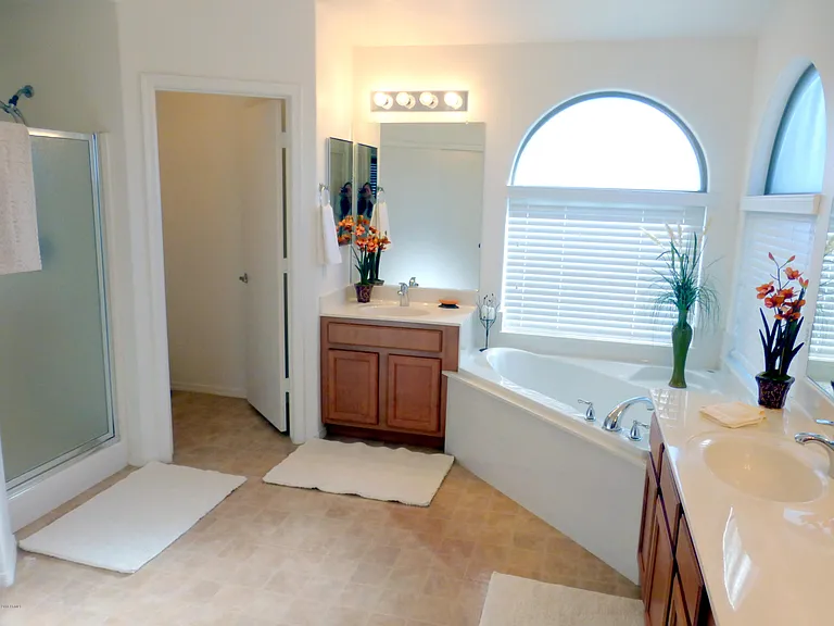 1042 N Moccasin Trl — Photo 13