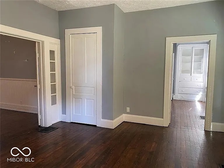 1201 N Oxford St — Photo 2