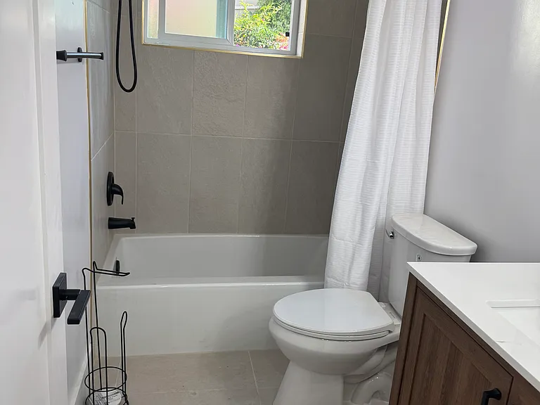 1042 S Shenandoah St #102 — Photo 13