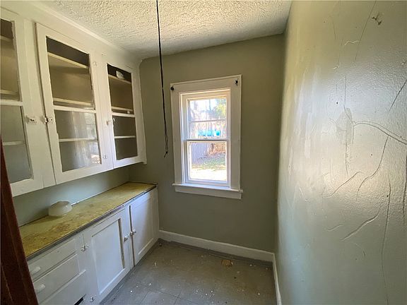 5th image of 332 Carter St
