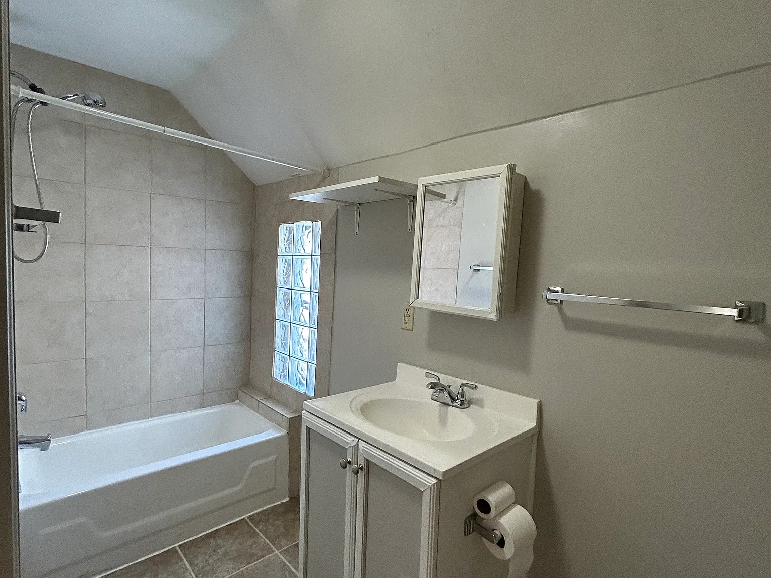 521 Bay St — Photo 4