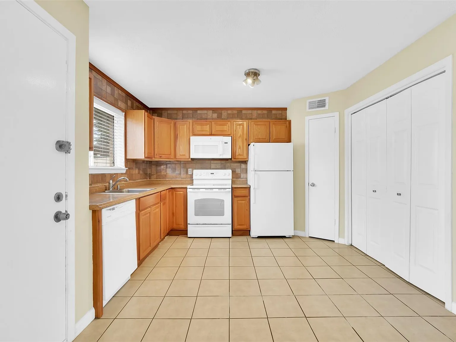 2 bed, 2.5 bath, 1176 sqft, $1,400 — Photo 4