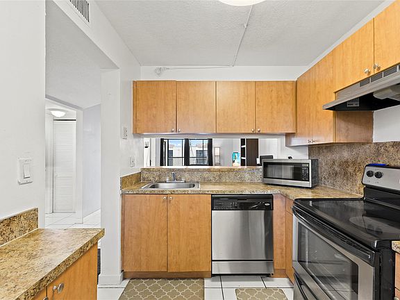 5th image of 3199 Foxcroft Road #304