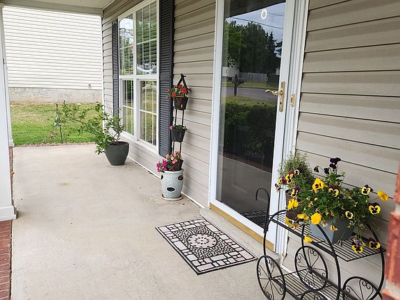 2nd image of 1124 Twin Circle Dr