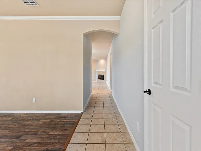 504 Teal Ln — Photo 3