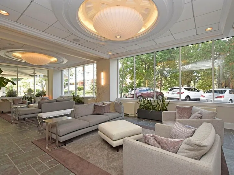 2200 Victory Pkwy #907 — Photo 3