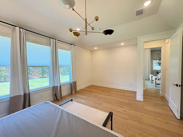 1451 Maplewood Dr — Photo 16