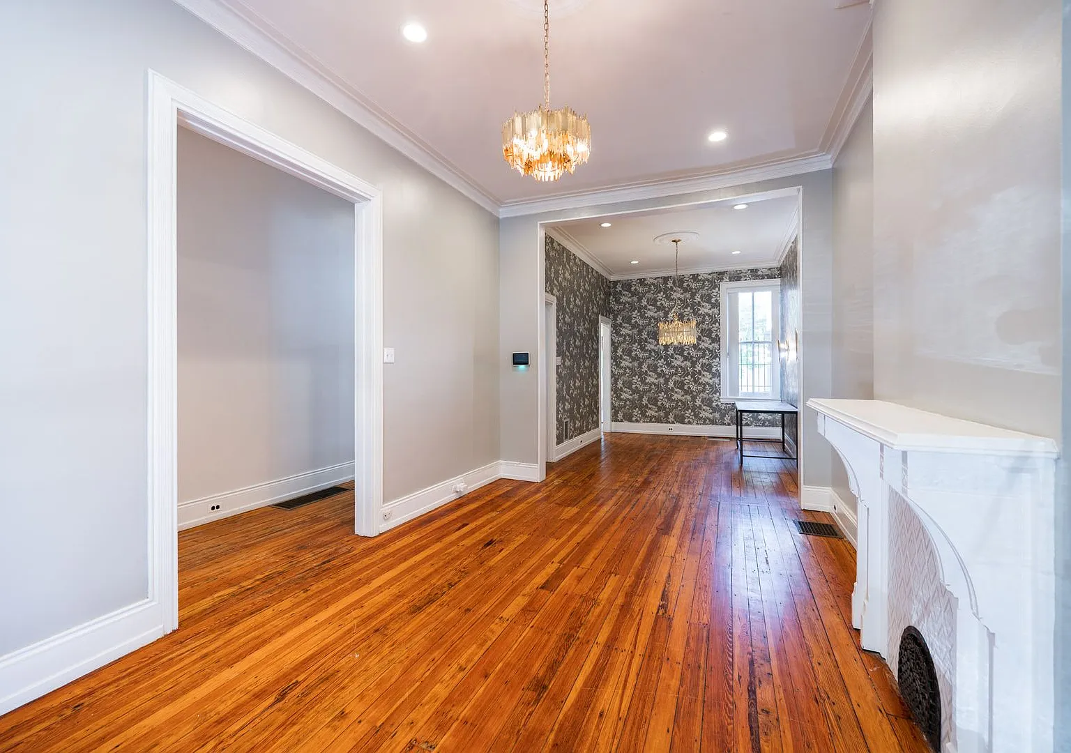 5 Bedroom Townhouse in Spruce Hill — Photo 2